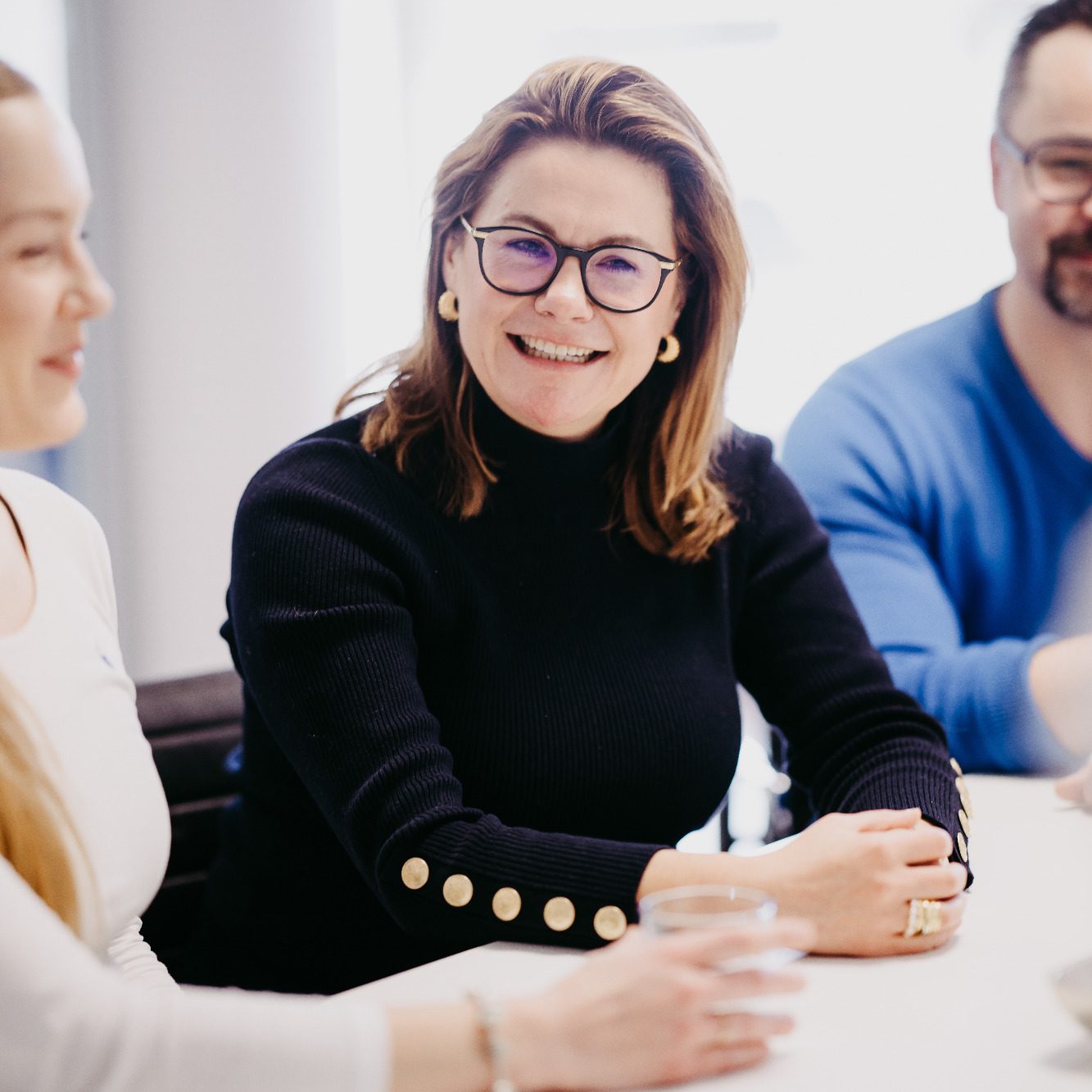 Workshop-Runde mit Mitarbeitenden am Besprechungstisch